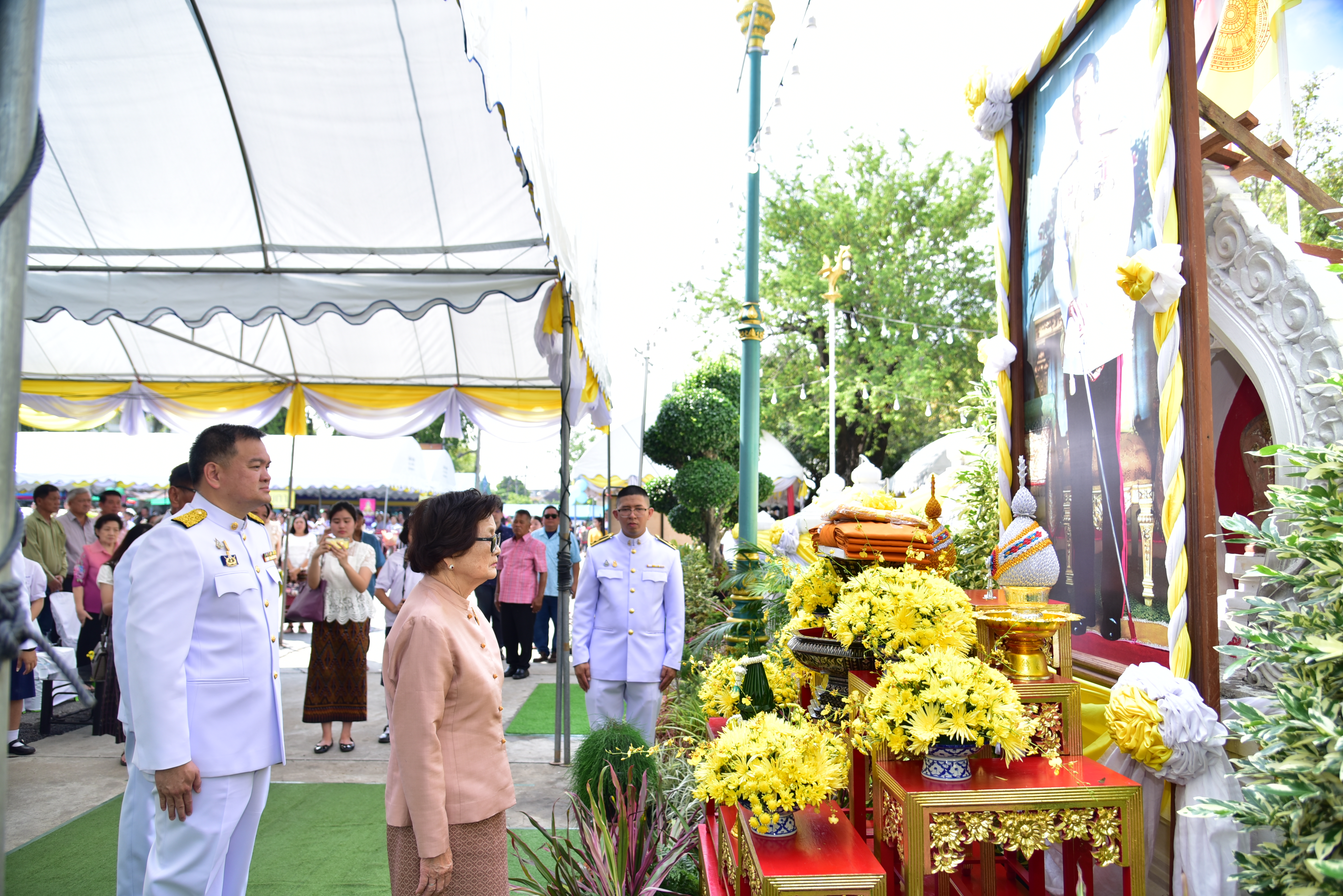 พระบาทสมเด็จพระเจ้าอยู่หัว ทรงพระกรุณาโปรดเกล้าโปรดกระหม่อม พระราชทานผ้าพระกฐิน ถวายพระสงฆ์จำพรรษาถ้วนไตรมาส ณ จังหวัดนครปฐม