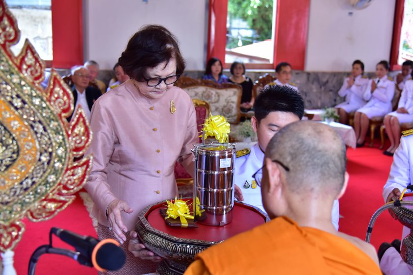 พระบาทสมเด็จพระเจ้าอยู่หัว ทรงพระกรุณาโปรดเกล้าโปรดกระหม่อม พระราชทานผ้าพระกฐิน ถวายพระสงฆ์จำพรรษาถ้วนไตรมาส ณ จังหวัดนครปฐม