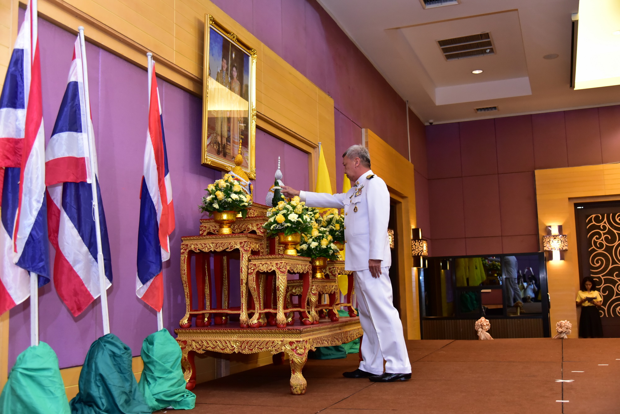 พิธีรับพระราชทานพระบรมฉายาลักษณ์ พระบาทสมเด็จพระเจ้าอยู่หัว และสมเด็จพระนางเจ้าฯพระบรมราชินี