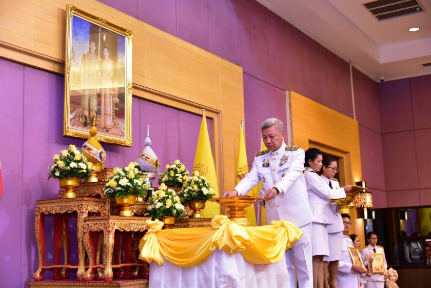 พิธีรับพระราชทานพระบรมฉายาลักษณ์ พระบาทสมเด็จพระเจ้าอยู่หัว และสมเด็จพระนางเจ้าฯพระบรมราชินี