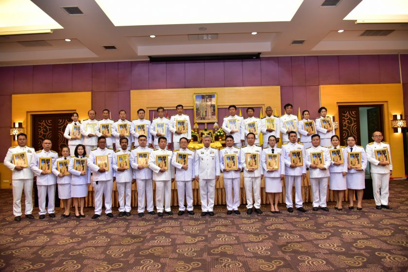 พิธีรับพระราชทานพระบรมฉายาลักษณ์ พระบาทสมเด็จพระเจ้าอยู่หัว และสมเด็จพระนางเจ้าฯพระบรมราชินี