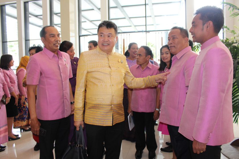 สตรีเมืองคอน ร่วมรณรงค์สวมใส่ผ้าไทย สืบสานภูมิปัญญา สร้างรายได้ ให้เศรษฐกิจไทย