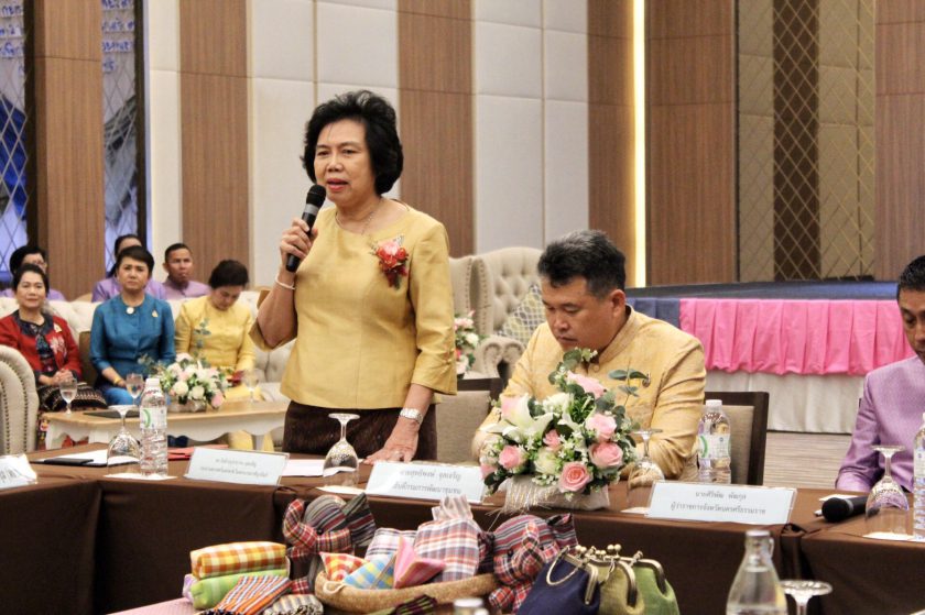 สตรีเมืองคอน ร่วมรณรงค์สวมใส่ผ้าไทย สืบสานภูมิปัญญา สร้างรายได้ ให้เศรษฐกิจไทย