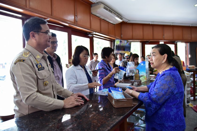 รองผู้ว่าราชการจังหวัดนครปฐม พร้อมด้วยหน่วยงานที่เกี่ยวข้อง ลงพื้นที่ตรวจสอบการกักตุนและขายหน้ากากอนามัยเกินราคา ที่ห้างสรรพสินค้าและร้านขายยาในพื้นที่จังหวัดนครปฐม