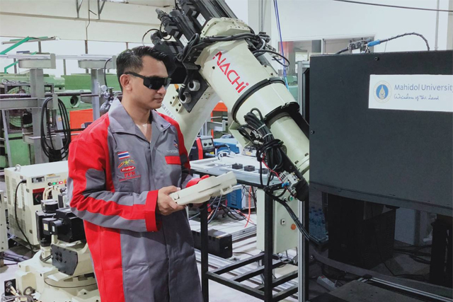 มหาวิทยาลัยมหิดล สร้างนวัตกรรมสู้โควิด - 19 “การวัดพลังงานของ UVC สำหรับฆ่าเชื้อในตู้อบขนาดใหญ่ ด้วยหุ่นยนต์ (Robot)”