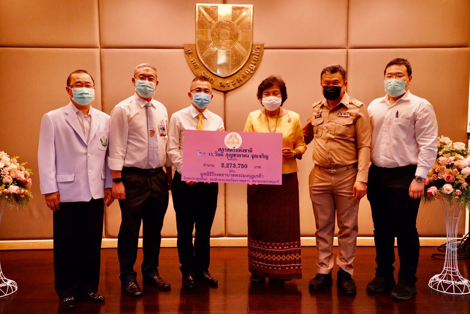 ประธานสภาสมาคมสตรีแห่งชาติ ในพระบรมราชินูปถัมภ์ พร้อมด้วย นายสุทธิพงษ์ จุลเจริญ อธิบดีกรมการพัฒนาชุมชน ร่วมบริจาคเครื่องมือแพทย์ชุดตรวจรักษาผ่าตัดในหลอดลมและหลอดอาหาร