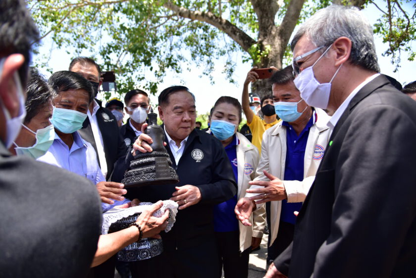 รองนายกรัฐมนตรี ลงพื้นที่ติดตามสถานการณ์ผักตบชวาและวัชพืช บริเวณวัดทรงคนอง อำเภอสามพราน จังหวัดนครปฐม พร้อมสั่งทุกหน่วยรัฐ ร่วมภาคประชาชน เร่งกำจัดผักตบชวาและวัชพืชในแม่น้ำท่าจีน เตรียมพร้อมรับน้ำหลากฤดูฝน วันนี้ (20 พ.ค.63) พลเอก ประวิตร วงษ์สุวรรณ รองนายกรัฐมนตรี ลงพื้นที่ติดตามสถานการณ์ผักตบชวาและวัชพืช บริเวณวัดทรงคนอง อำเภอสามพราน จังหวัดนครปฐม และประชุมติดตามการแก้ไขปัญหาผักตบชวาและวัชพืช รวมทั้งตรวจเยี่ยมการทำงาน เพื่อเตรียมการรับน้ำหลากในฤดูฝน ปี 2563 โดยมี นายชาญนะ เอี่ยมแสง ผู้ว่าราชการจังหวัดนครปฐม กล่าวต้อนรับ และนายชยพล ธิติศักดิ์ อธิบดีกรมโยธาธิการและผังเมือง กล่าววัตถุประสงค์ของการประชุม และ ดร.สมเกียรติ ประจำวงษ์ เลขาธิการสำนักงานทรัพยากรน้ำแห่งชาติ (สทนช.) ร่วมประชุม พร้อมรับฟังผลการดำเนินงานจากหน่วยงานที่เกี่ยวข้อง จากนั้นได้เยี่ยมชมผลิตภัณฑ์จากผักตบชวา และการนำผักตบชวามาใช้ประโยชน์ในด้านต่างๆ ของสำนักงานพิพิธภัณฑ์เกษตรเฉลิมพระเกียรติและสำนักงานพัฒนาชุมชนจังหวัดนครปฐม พร้อมทั้งได้ติดตามการกำจัดผักตบชวาและวัชพืชของหน่วยงานที่เกี่ยวข้อง ทั้งนี้ได้มอบนโยบายเร่งรัดให้หน่วยงานนำไปปฏิบัติและแก้ไขปัญหาดังกล่าวจังหวัดนครปฐมมีการบูรณาการเรื่องการแก้ไขปัญหาผักตบชวา เพื่อให้น้ำไหลลงสู่ทะเลได้สะดวก ไม่ให้เกิดปัญหาน้ำท่วมเกิดขึ้น ซึ่งในปีนี้มีการเก็บผักตบชวาตลอดแม่น้ำท่าจีน แม่น้ำเจ้าพระยา แม่น้ำบางปะกง และจะดำเนินการทุกแห่งทั่วประเทศ โดยความร่วมมือของทุกหน่วยงาน ซึ่งเฉพาะที่ตำบลทรงคนองมีปริมาณผักตบชวาประมาณ 10,800 ตัน ขอให้ทางจังหวัด ท้องถิ่น และประชาชนที่อาศัยอยู่ริมฝั่งแม่น้ำช่วยกันดูแล ปัญหานี้เป็นปัญหาที่รัฐบาลให้ความสำคัญ พร้อมทั้งติดตามผลการดำเนินงานอย่างต่อเนื่อง เพื่อช่วยบรรเทาความเดือดร้อนของพี่น้องประชาชน และในการประชุมกำหนดแผนการกำจัดผักตบชวาและวัชพืช เพื่อเตรียมรับน้ำหลากในฤดูฝนปี 2563 ที่ผ่านมา ได้มอบหมายให้ 4 หน่วยงาน รับผิดชอบพื้นที่ที่มีการสะสมของผักตบชวาและวัชพืชในแม่น้ำสายหลักและแหล่งน้ำเชื่อมโยง ตามรายงานการสำรวจของสำนักงานพัฒนาเทคโนโลยีอวกาศและภูมิสารสนเทศ (องค์การมหาชน) หรือ GISTDA จำนวน 25 จุด พร้อมทั้งให้ GISTDA สำรวจพื้นที่ที่มีการสะสมของผักตบชวาและวัชพืชในแม่น้ำสายหลักและแหล่งน้ำเชื่อมโยงเพิ่มเติม ในลุ่มน้ำภาคกลางและภาคตะวันออก จำนวน 19 จังหวัด พบการสะสมของผักตบชวาและวัชพืช จำนวน 128 จุด ซึ่งได้มอบหมายให้กรมโยธาธิการและผังเมือง จัดแบ่งพื้นที่ให้ 4 หน่วยงานหลักรับผิดชอบ และเร่งรัดดำเนินการให้แล้วเสร็จภายในเดือนมิถุนายนนี้ นอกจากนี้ ในการแก้ไขปัญหาระยะยาว ไม่ว่าจะเป็นการจัดเก็บผักตบชวาด้วยเรือท้องแบนแบบติดเครื่องยนต์ ที่ให้การสนับสนุนกับหน่วยงานท้องถิ่น ขอให้จังหวัด นายอำเภอ รวมถึงหน่วยงานปกครองกวดขันกำชับให้มีการดำเนินการจัดเก็บอย่างต่อเนื่อง และรวบรวมรายงานผลการดำเนินการตามระยะเวลาที่กำหนด เพื่อประเมินผลและความคุ้มค่าในการใช้จ่ายงบประมาณสนับสนุนดังกล่าว สำนักงานประชาสัมพันธ์จังหวัดนครปฐม /ข่าว