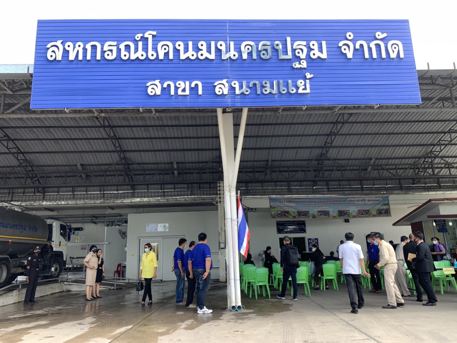 ประธานคณะกรรมาธิการการเกษตรและสหกรณ์ วุฒิสภา พร้อมคณะ ติดตามความคืบหน้าระบบส่งเสริมการเลี้ยงโคนม ที่จังหวัดนครปฐม