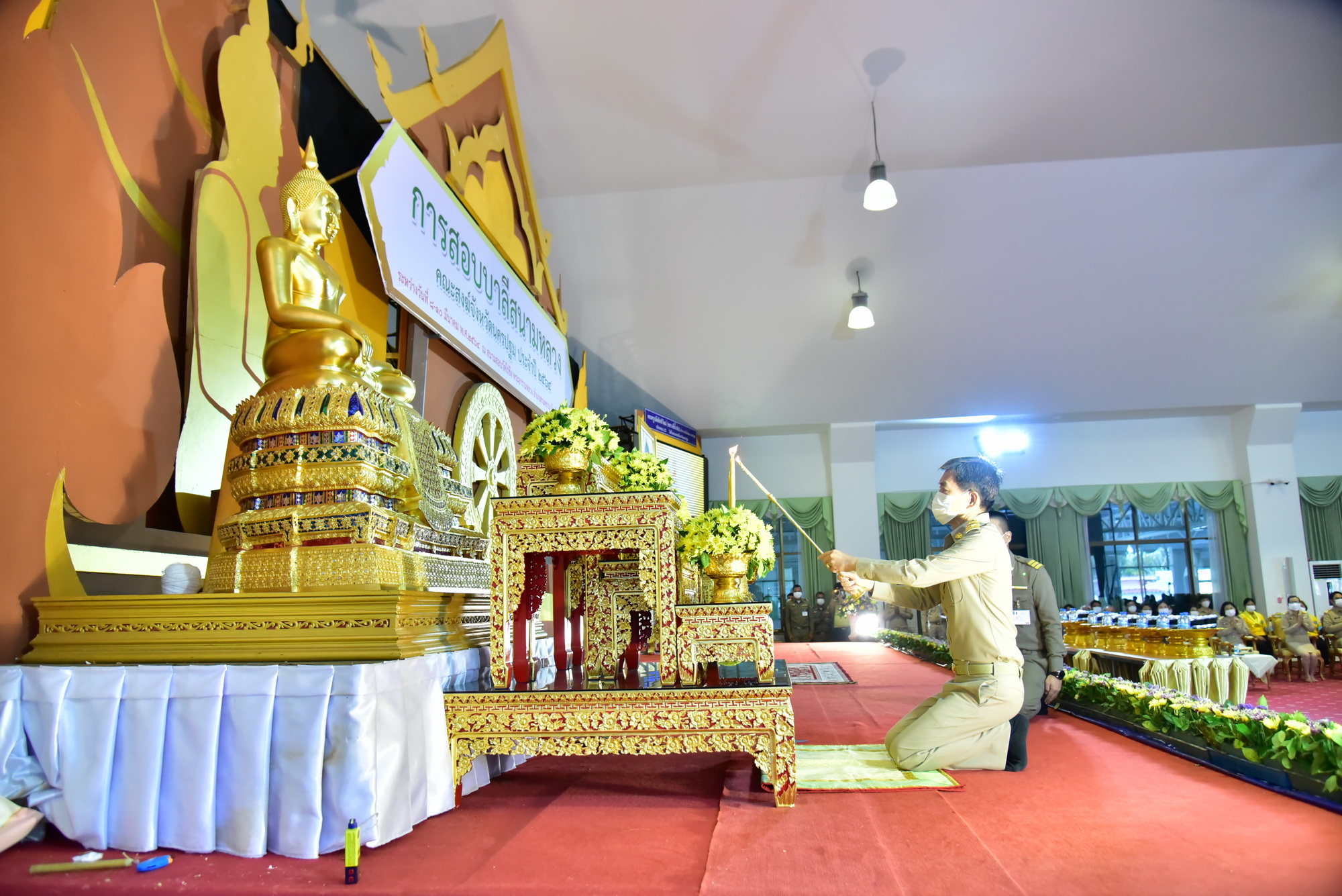 พระบาทสมเด็จพระเจ้าอยู่หัว ทรงมีพระราชศรัทธา ทรงพระกรุณาโปรดเกล้าฯ ให้บำเพ็ญพระราชกุศลถวายภัตตาหารเพล น้ำปานะ และสิ่งของพระราชทาน แด่พระภิกษุ สามเณร ในการสอบบาลีสนามหลวง ประจำปี 2564 วันที่ 2