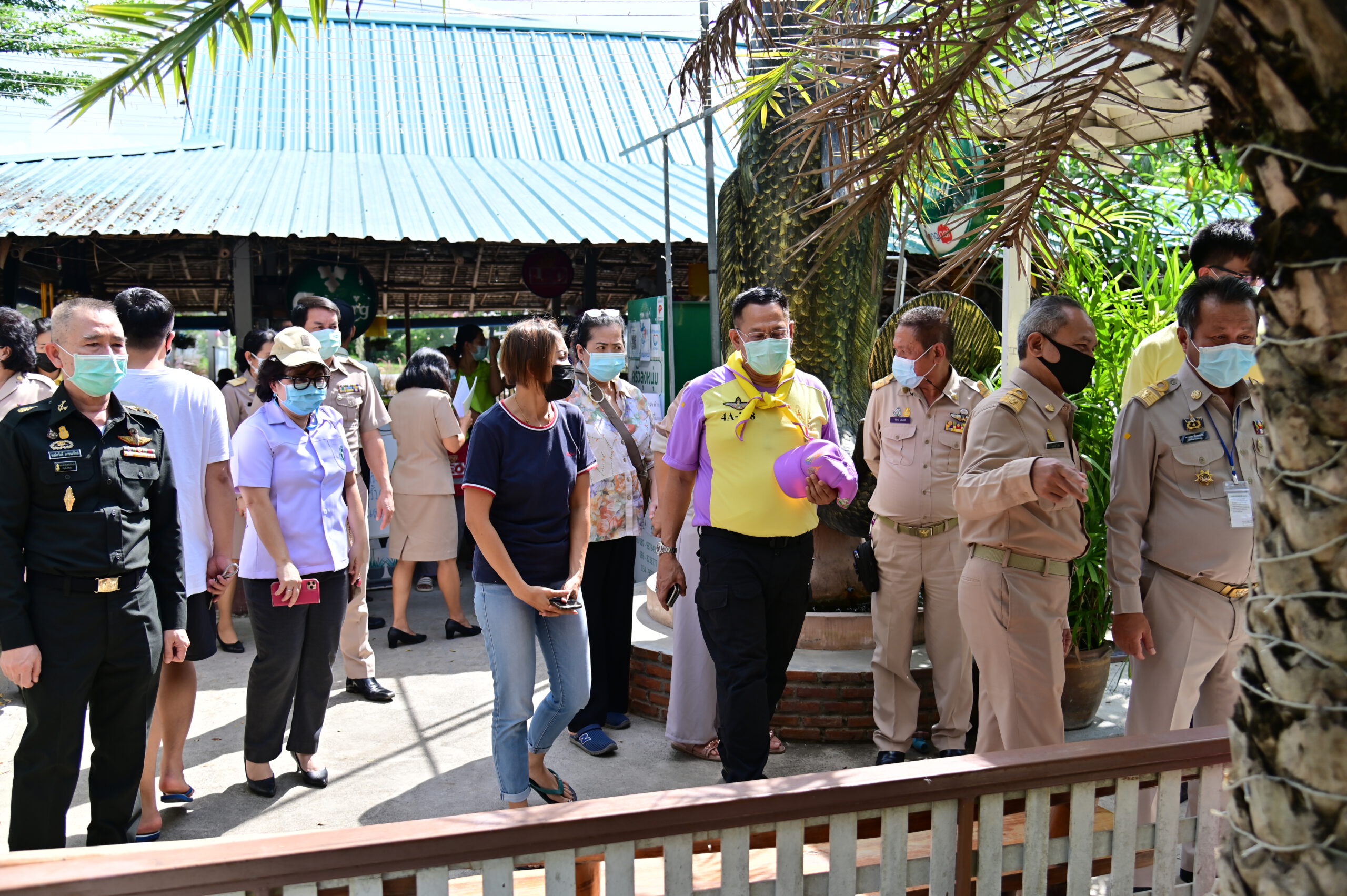 รองผู้ว่าราชการจังหวัดนครปฐม ลงพื้นที่ตรวจสอบร้านอาหารและตลาด ตามมาตรการป้องกันการแพร่ระบาดของโรค