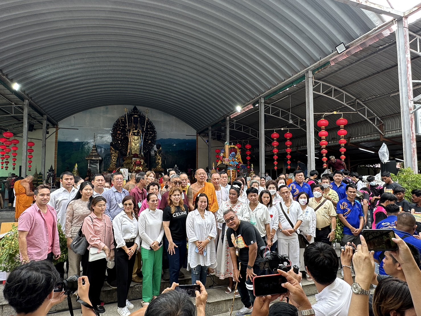 หลวงพี่น้ำฝนวัดไผ่ล้อม จัดหนัก ข้าวสารอาหารแห้งนับหมื่นถุงและคณะศิษย์สมทบทุน แจกเงินสด มีอาหารฟรีตลอดวัน ในงานทิ้งกระจาดประจำปี 2566