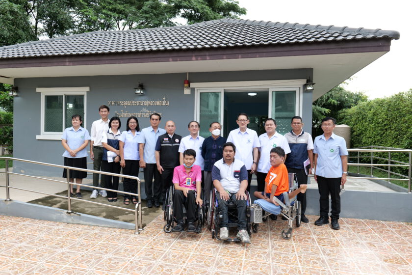 กองทุนฟื้นฟูสมรรถภาพฯ อบจ.นครปฐม เปิดศูนย์ยืมซ่อมอุปกรณ์คนพิการ รพ.หลวงพ่อเปิ่น พร้อมดูแลผู้ป่วย-ผู้สูงอายุในพื้นที่