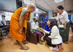 คุณยายนกแก้ว หญิงตาบอด วัย 70 	ปี หลั่งน้ำตา รับบัตรประจำตัวใบแรกในชีวิต หลวงพี่น้ำฝน นายอำเภอเมืองนครปฐม  สานฝันเป็นจริง รับสิทธิรักษาดวงตา