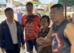 ปลัดอาวุโสฯ สามพราน สวมเสื้อกล้าม ขาสั้น นำ Help Team เร่งแก้น้ำท่าจีน สูงเอง ตลาดน้ำวัดดอนหวาย