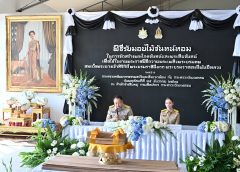 กระทรวงทรัพยากรธรรมชาติและสิ่งแวดล้อม ส่งมอบไม้จันทน์หอม ให้กับกระทรวงวัฒนธรรม ณ สำนักช่างสิบหมู่ จังหวัดนครปฐม ในการจัดสร้างพระโกศจันทน์และพระหีบจันทน์ เพื่อใช้ในงานพระราชพิธีถวายพระเพลิงพระบรมศพ สมเด็จพระนางเจ้าสิริกิติ์ พระบรมราชินีนาถ พระบรมราชชนนีพันปีหลวง