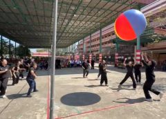 คึกคักรับวันเด็ก ครูวัดไผ่ล้อมฯ จัดกิจกรรมกีฬาวอลเล่บอลยักษ์ ย้อนเสียงหัวเราะวัยเด็ก