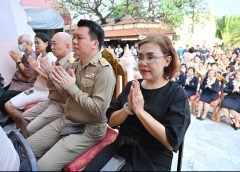 สำนักงานวัฒนธรรมจังหวัดนครปฐม และเจ้าหน้าที่ ร่วมปฏิบัติงานพิธีบวงสรวง และปิดทองปฐมฤกษ์องค์พระร่วงโรจนฤทธิ์(องค์จริง) ประดิษฐาน ครบ 111 ปี ประจำพระวิหาร ด้านทิศเหนือ องค์พระปฐมเจดีย์