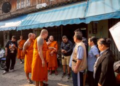 นครปฐม หลวงพี่น้ำฝน นำพระบอย สติ๊กเกอร์ฯ รุดมอบเตียงเพื่อผู้ป่วย  เผย 3 ชีวิตใช้ชีวิตกลางเมืองถูกตัดไฟฟ้า น้ำปะปานานแรมปี