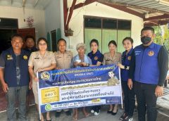 นายอำเภอนครชัยศรี นำทีมปลัด ฝ่ายทะเบียนฯ ส่วนราชการ ลงเรือ ลุยสวน ทำบัตรประชาชนประจำตัวกลุ่มเปราะบาง ถึงบ้านสวน