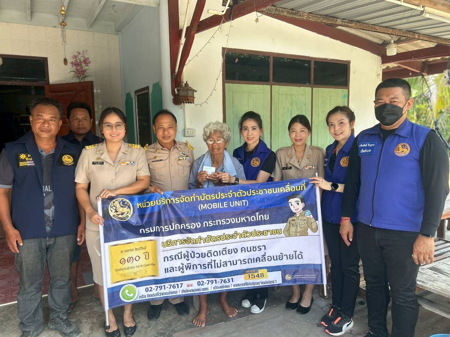 นายอำเภอนครชัยศรี นำทีมปลัด ฝ่ายทะเบียนฯ ส่วนราชการ ลงเรือ ลุยสวน ทำบัตรประชาชนประจำตัวกลุ่มเปราะบาง ถึงบ้านสวน