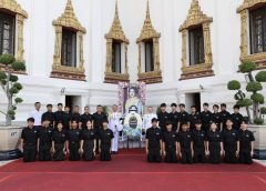 ผอ.สนง.หน่วยบัญชาการทหารพัฒนา (นทพ.) กองบัญชาการกองทัพไทย นำเยาชนทั่วประเทศ วางมาลาถวายสักการะ ถวายบังคมพระบรมศพ พระบรมราชชนนีพันปีหลวงฯ พระที่นั่งดุสิตมหาปราสาท