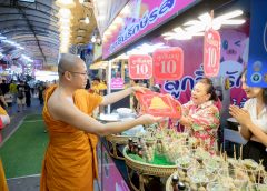 พ่อค้า แม่ค้าขายงานวัดไร่ขิง สุดปลื้ม ผู้ช่วยเจ้าอาวาสวัดไร่ขิง เดินแจกผ้ายันต์และวัตถุมงคลที่ระลึก งานประจำปีวันสุดท้าย