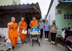 หลวงพี่น้ำฝน วัดไผ่ล้อมพระอารามหลวง จังหวัดนครปฐม ไม่หยุด เดินหน้ามอบเตียง รถวีลแชร์ ช่วยผู้ยากไร้สู้ชีวิต ยามเศรษฐกิจฝืด