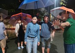 ผู้ว่าฯ นครปฐม ลงพื้นที่ตรวจระดับน้ำแม่น้ำท่าจีน ณ ที่ว่าการอำเภอนครชัยศรี หลังฝนตกหนักอย่างต่อเนื่อง ส่งผลให้ระดับน้ำอยู่ในระดับสีแดง เมื่อเทียบกับปี พ.ศ. 2554 ยังต่ำกว่าเกือบ1 เมตร