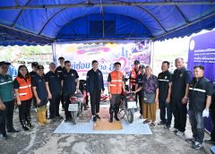 รองผู้ว่าราชการจังหวัดนครปฐม ลงพื้นที่มอบสิ่งของช่วยเหลือผู้ประสบอุทกภัยในพื้นที่ตำบลบางไทรป่า อำเภอบางเลน เพื่อเป็นขวัญกำลังใจและบรรเทาความเดือดร้อนในเบื้องต้น