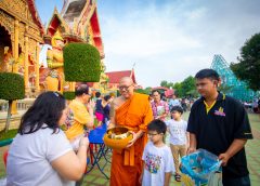 พุทธศาสนิกชนพร้อมใจ ร่วมพิธีตักบาตรเทโวโรหณะ วัดไผ่ล้อมพระอารามหลวง จังหวัดนครปฐม