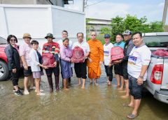 คณะสงฆ์วัดไร่ขิงพระอารามหลวง พร้อมผู้นำชุมชนสามพรานลุยน้ำท่วม ส่งความห่วงใย ใส่ใจมอบเครื่องยังชีพส่งถึงญาติโยม